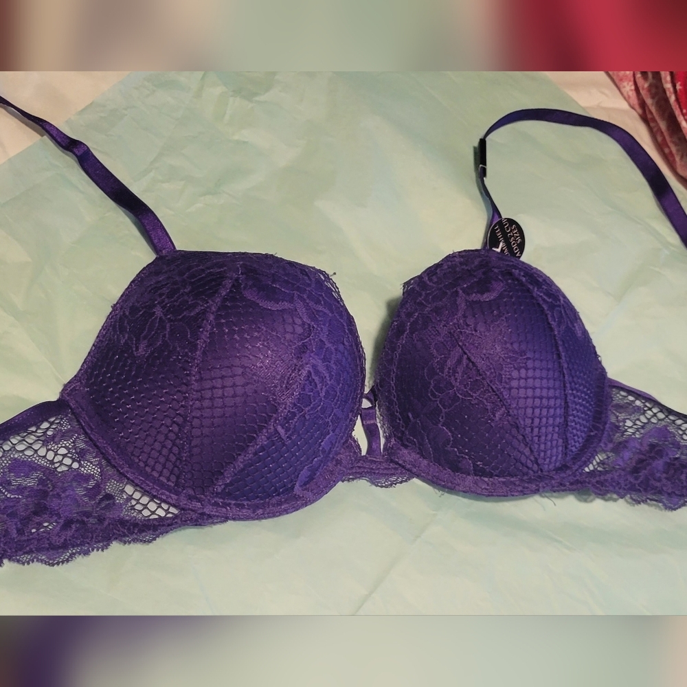 Victoria's Secret Bombshell Plunge Push-Up Bra - Picture 3 of 5